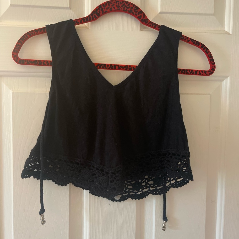 black cropped tank